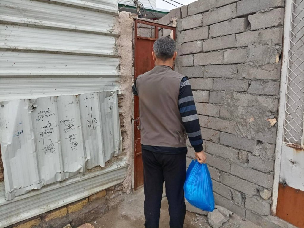 كلية الهندسة توزع سلات غذائية على العوائل المتعففة في رمضان الكريم