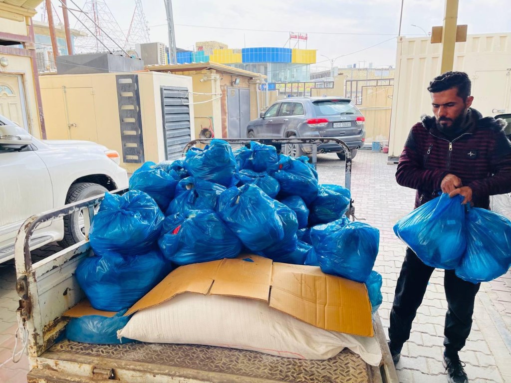 كلية الهندسة توزع سلات غذائية على العوائل المتعففة في رمضان الكريم