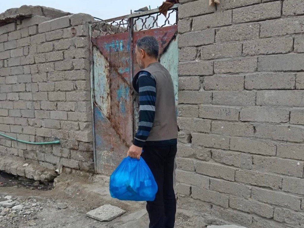 كلية الهندسة توزع سلات غذائية على العوائل المتعففة في رمضان الكريم