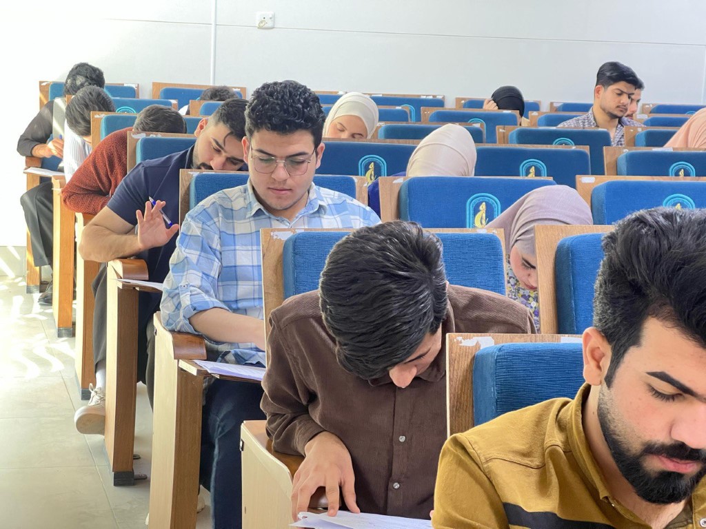 جولة تفقدية في القاعات الامتحانية
