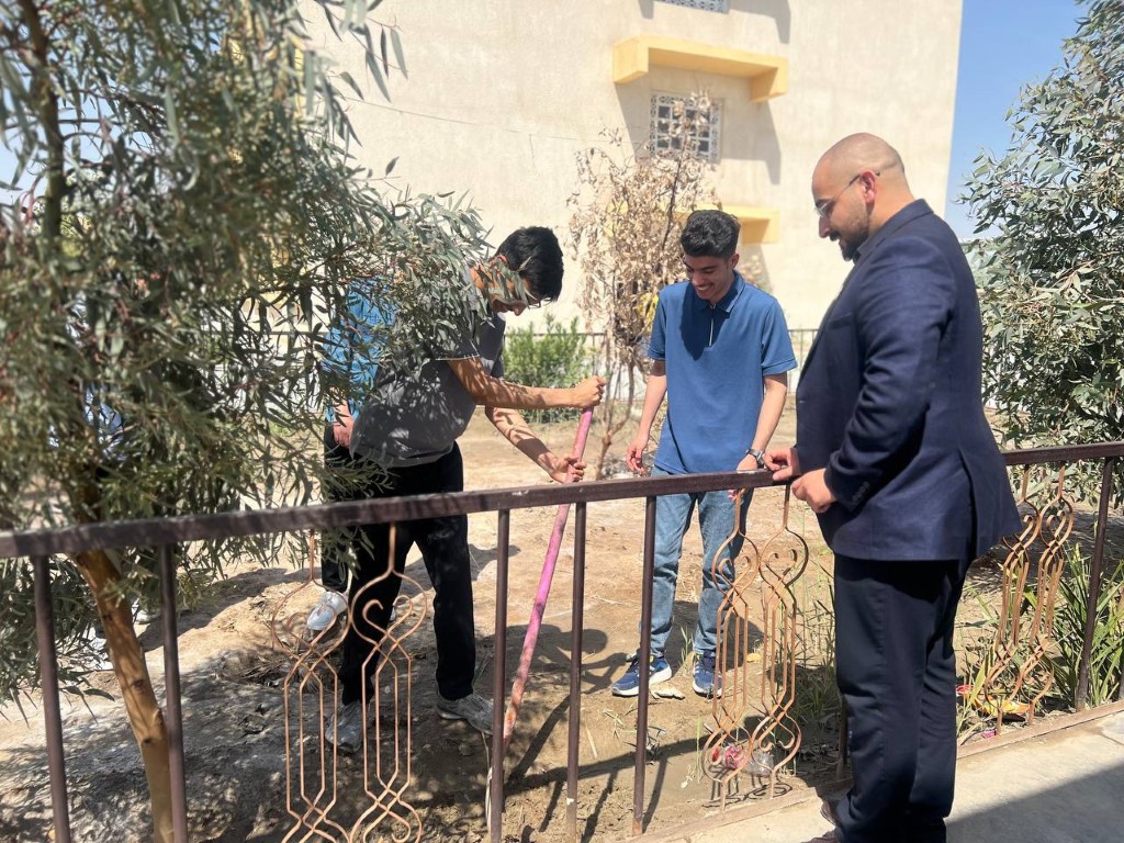 كلية الهندسة تنظم حملات تشجير في عدد من المدارس