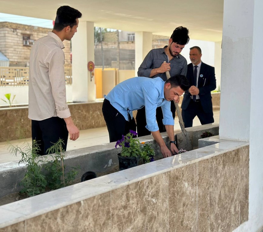 كلية الهندسة تنظم حملات تشجير في عدد من المدارس