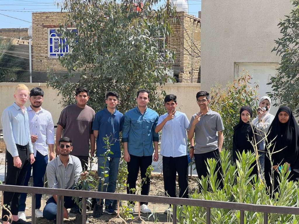 كلية الهندسة تنظم حملات تشجير في عدد من المدارس