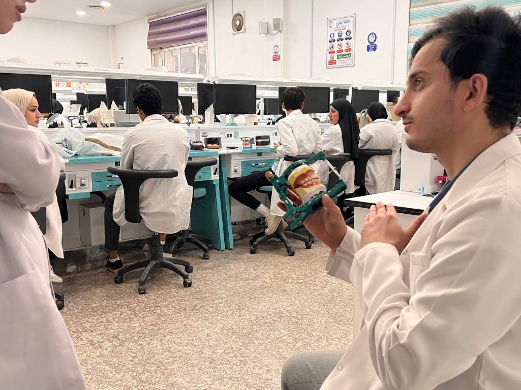 طلبة كلية طب الأسنان يؤدون تدريباتهم العملية في مختبر الحشوات
