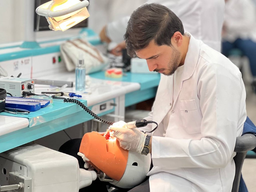 طلبة كلية طب الأسنان يؤدون تدريباتهم العملية في مختبر الحشوات