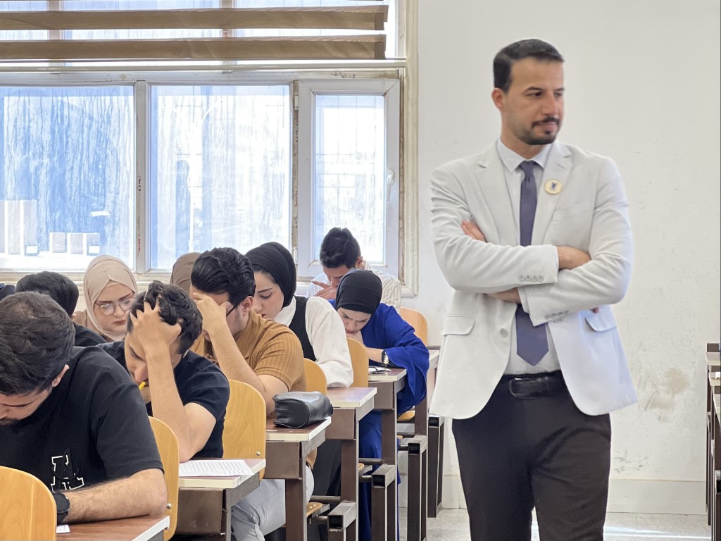 جانب من الامتحانات الشهرية لعدد من المراحل في كلية طب الأسنان