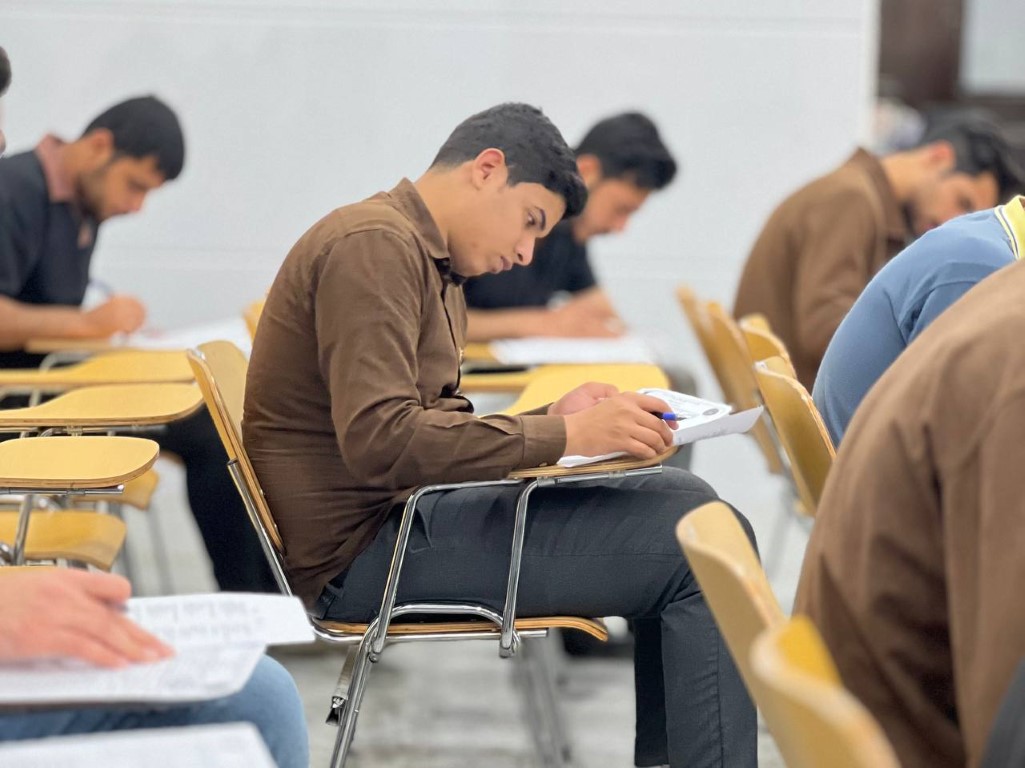 جانب من الامتحانات الشهرية لعدد من المراحل في كلية طب الأسنان