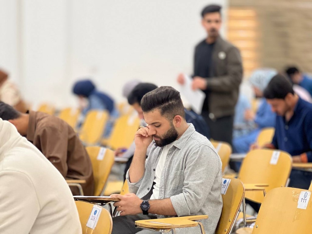 جانب من الامتحانات الشهرية لعدد من المراحل في كلية طب الأسنان
