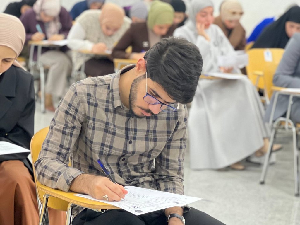جانب من الامتحانات الشهرية لعدد من المراحل في كلية طب الأسنان